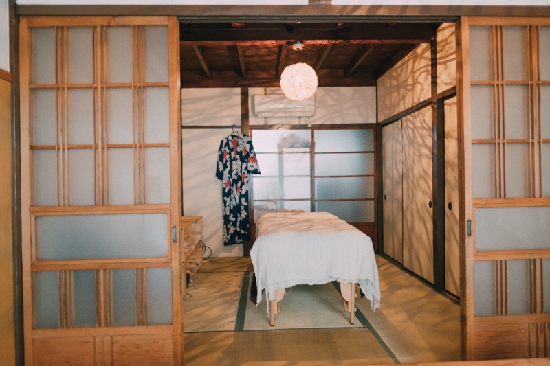 長屋の施術スペース。肌触りが滑らかなオーガニックの布で包まれたベット。