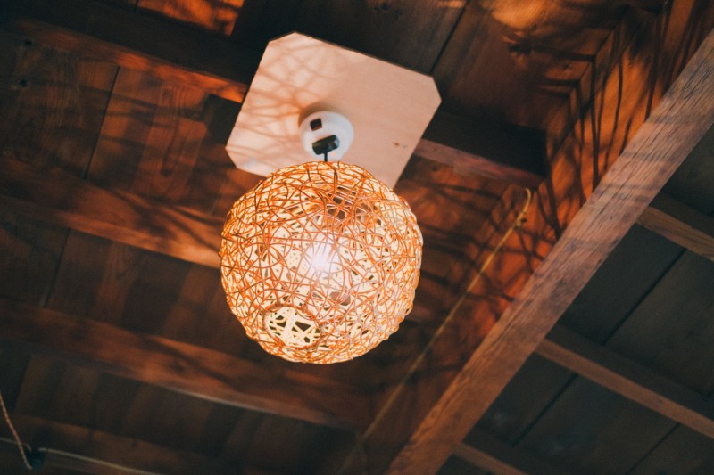 長屋の、不思議な影をつくる灯り。リフォームは自分でされたのだとか。