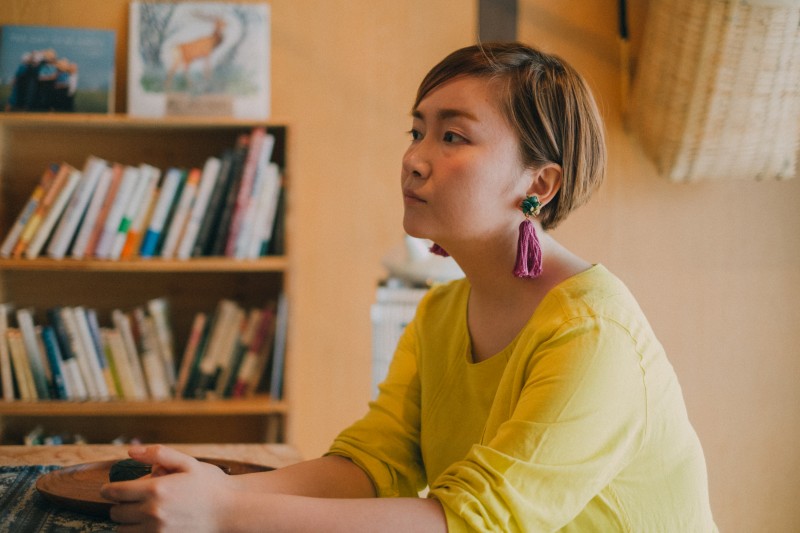 ボディーワークをされている東日暮里の長屋にて。書棚に並ぶ書籍は、体に関連するものから狩猟についてのもの、アーミッシュの写真集まで幅広い。