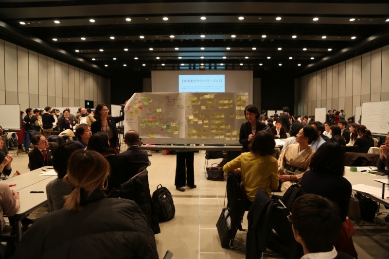 会場全体で議論するラウンドテーブルの時間