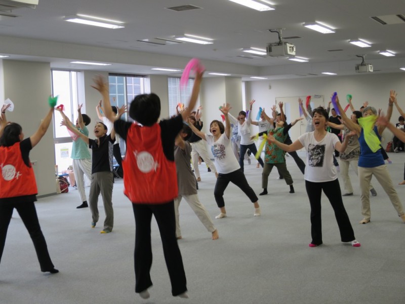 石川さんがプロデュースを手掛けた認知症予防ダンスで盛り上がるみなさん（やわらぎのブログより）