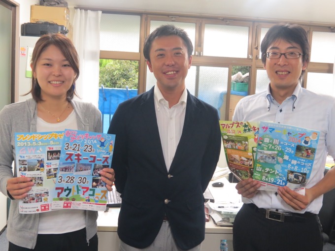 2人の専従スタッフとともに活動する岩切さん(真ん中)