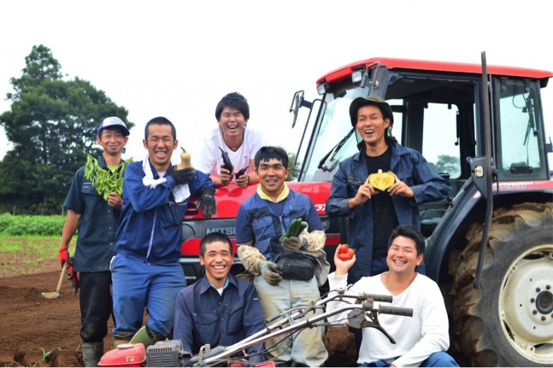 つくばアグリチャンレンジの運営する「ごきげんファーム」にて、笑顔を見せるスタッフたち
