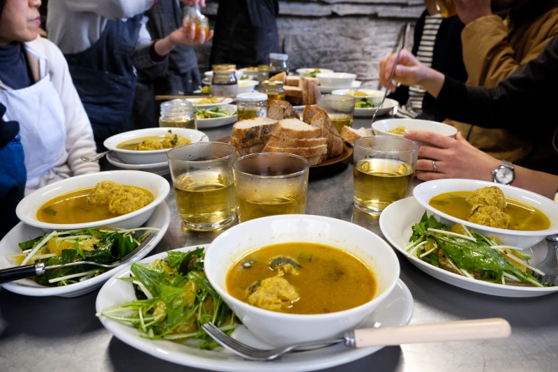 賄いではわざわざのパンも並ぶ。