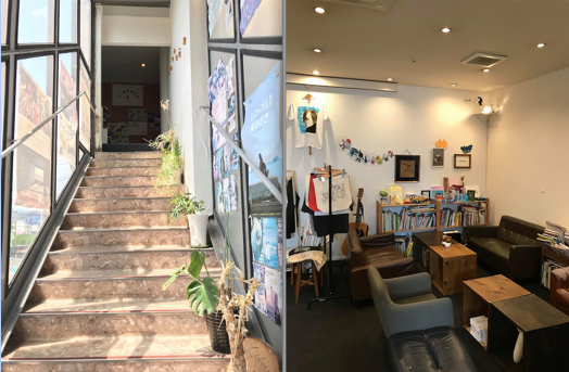 リベルテのカフェスペースと階段。
