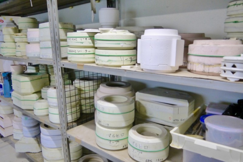 型屋ではなく自社倉庫で保管。こうすることによって自由に型を生地屋にいつでも持ち込めるようになり、生産スピードもあがった。