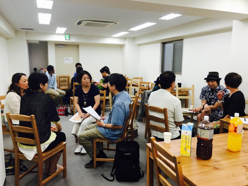 鑑賞後のディスカッションでは、輪になって活発に語り合う