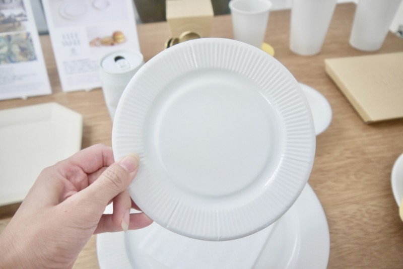 あえて紙皿に見立てた、ユニークな商品も。使い捨てへのアンチテーゼが垣間見える。