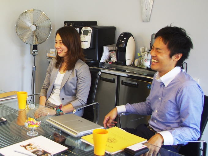 会議室でのインタビュー風景:嶋原さん(左)と小沼さん(右) 会議室でのインタビュー風景:嶋原さん(左)と小沼さん(右)