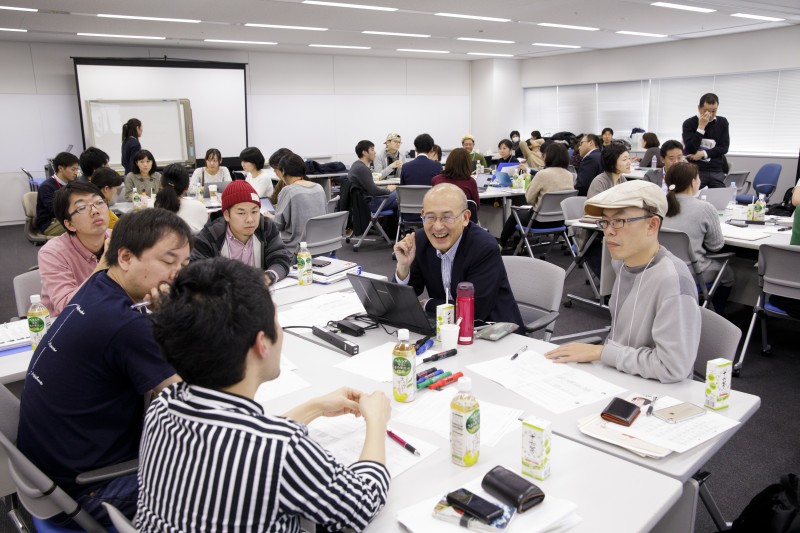 プログラムを卒業したOGOGたちも塾生に交じって事業相談をしている