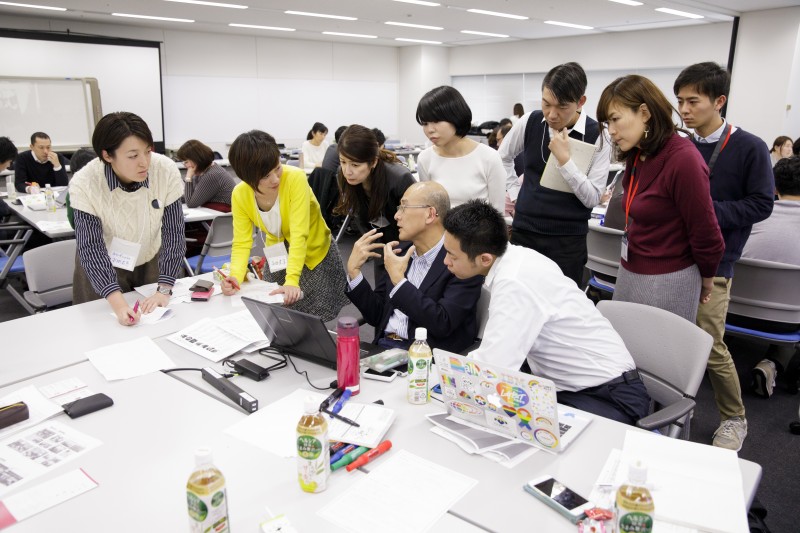 同期のメンバーと一緒に問題解決の検討をするちぇぶらの永田さん・左から2人目