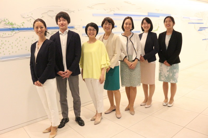 (左から)デロイト大谷さん、高橋さん、マドレボニータ林さん、太田さん、吉岡さん、デロイト岡本さん、鈴木さん