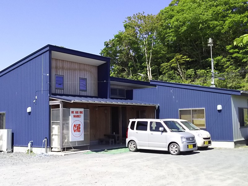 現在の青い建物は、支援団体によって寄贈された。