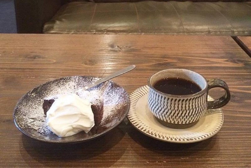 コーヒーカップは地元の伝統工芸「小鹿田焼」を使用。幾何学模様ながらも手作りの味がある。