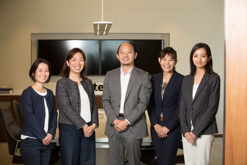 左からACE事務局長白木朋子さん、代表岩附由香さん、デロイト執行役員/パートナー・レギュラトリストラテジー リーダー羽生田慶介さん、石曽根道子さん、石井麻梨さん
