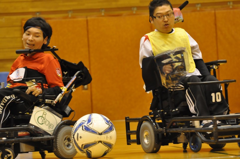 蹴る_写真7_スチール_サブ_三上_北澤