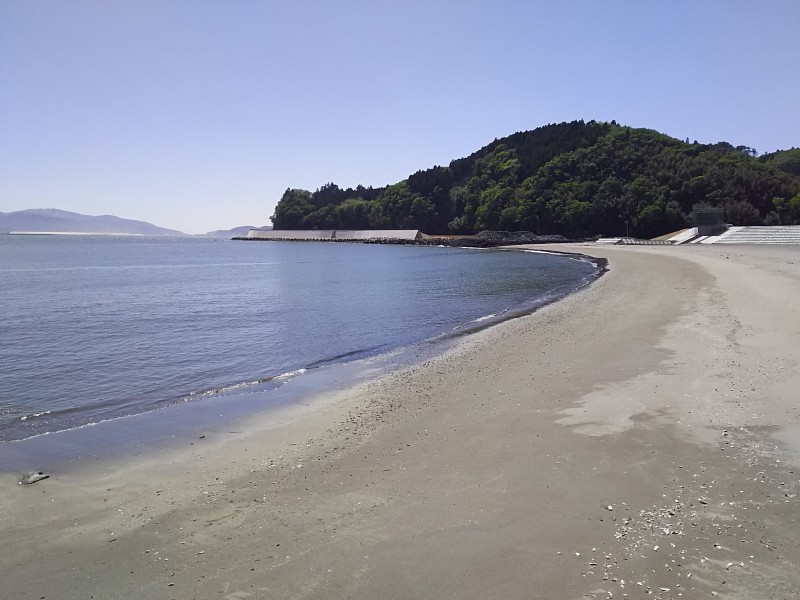 北上川が海と出会う場所に位置する白浜。ピーク時には年間1万人が海水浴に訪れた。防潮堤の完成後、海水浴の施設も再建されるという。