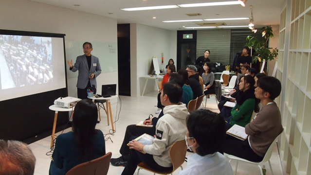 当時のグアテマラの状況を解説するチェンジ・エージェントの小田理一郎さん