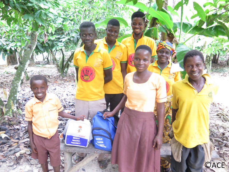 ACEガーナ:学用品の支給