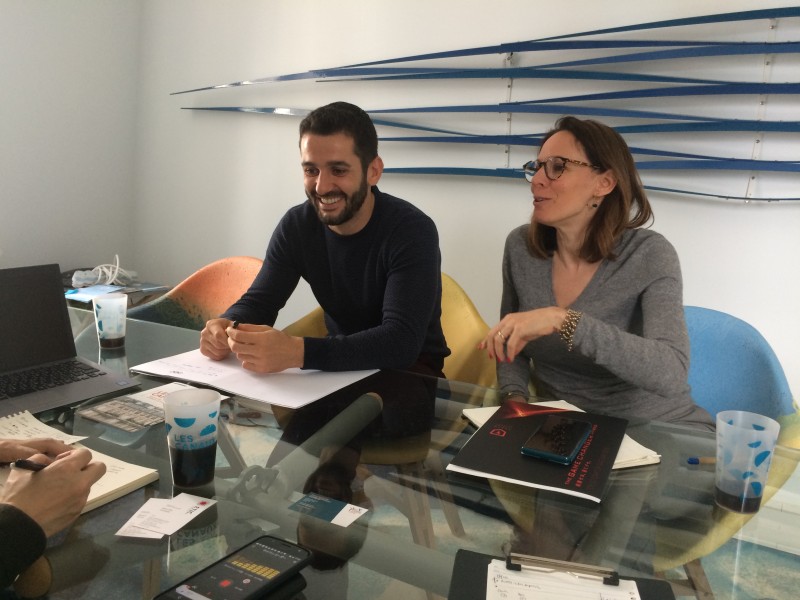 Elisa Yavchitz氏(右)とYoan Noguier氏(左)。Noguier氏はリオ・オリンピックの調達マネージャーを務めていた当時、「社会を本当により良くするオリンピックの調達とは?」と疑問を抱き、大会終了後にパリのチームへ参画した