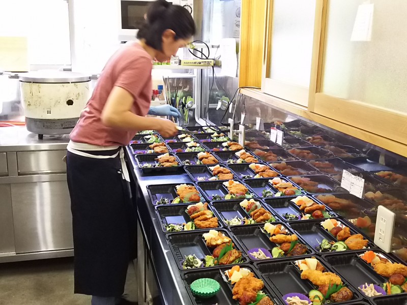 厨房の様子。この日の日替わり弁当は、チキンカツと野菜巻き。店内販売用には毎日30～40食を作る。