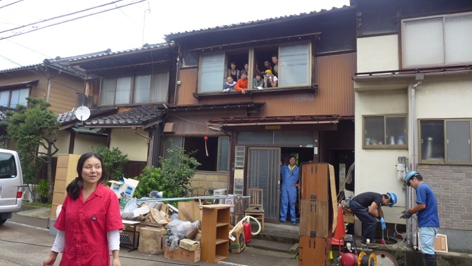 おくりいえに集まる人々