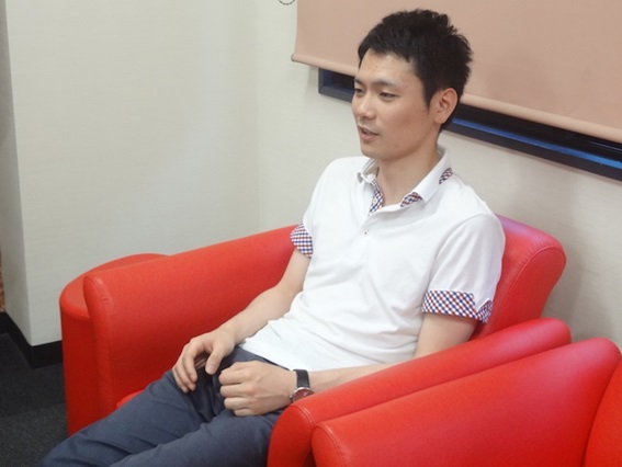 インタビューに答える横山さん