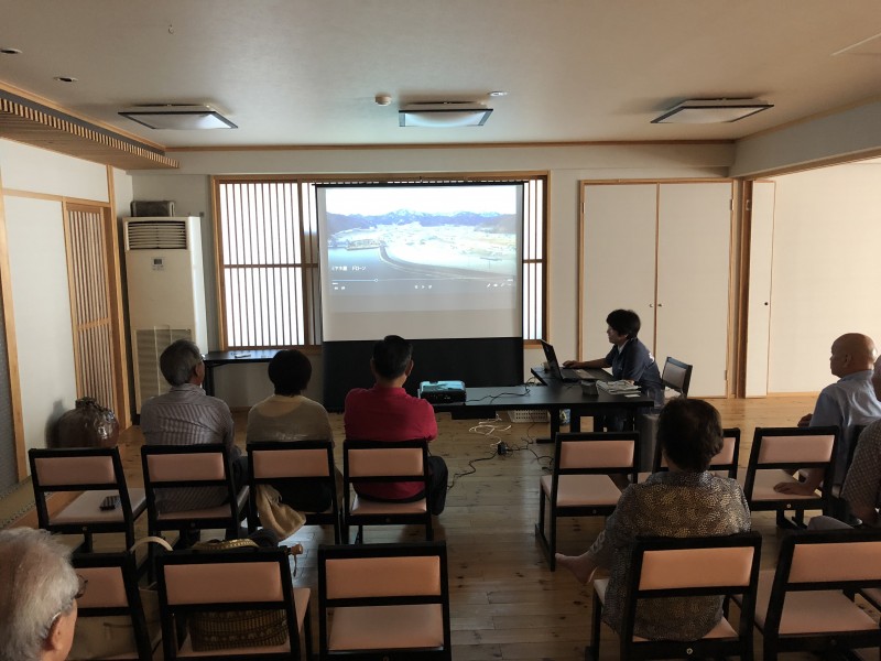 03ロビーで語る女将1