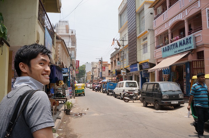 インドにて、派遣先候補団体との面談を終え、周辺地域の安全確認をしている斎藤さん