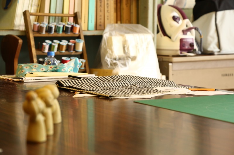 山口さんは帽子のデザインから型紙作り、生地の裁断など、廃校になった旧影石小学校に事務所とアトリエを構え行っています。