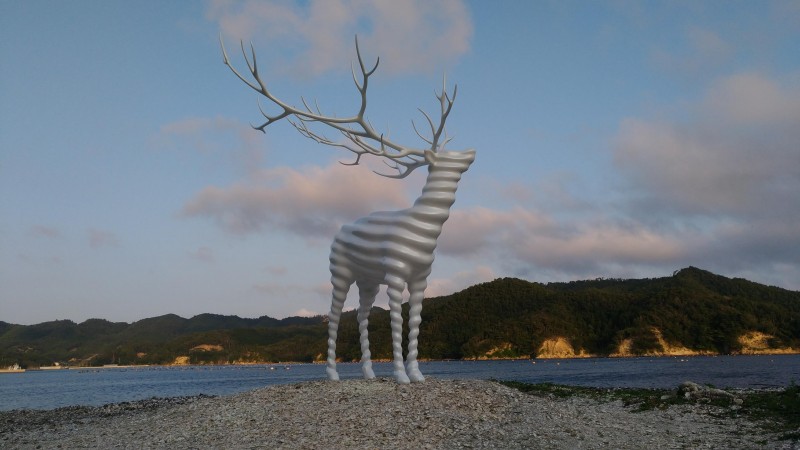 Reborn-Art Festivalで牡鹿半島に設置された名和晃平さんの作品「White Deer(Oshika)」