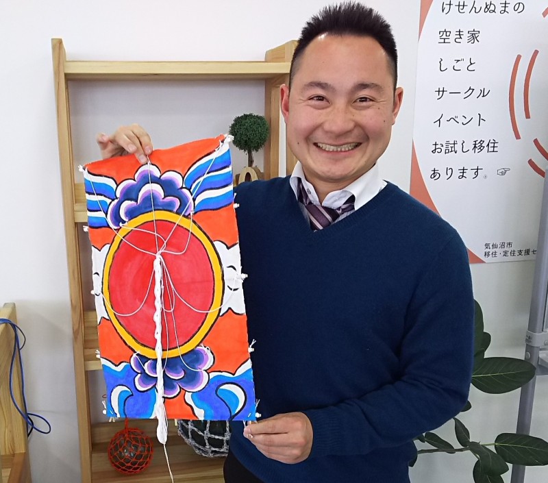 自身も東京からの移住組、成宮さんが手にしているのは、気仙沼の人々が大漁や豊作を願って揚げる「日の出凧」。