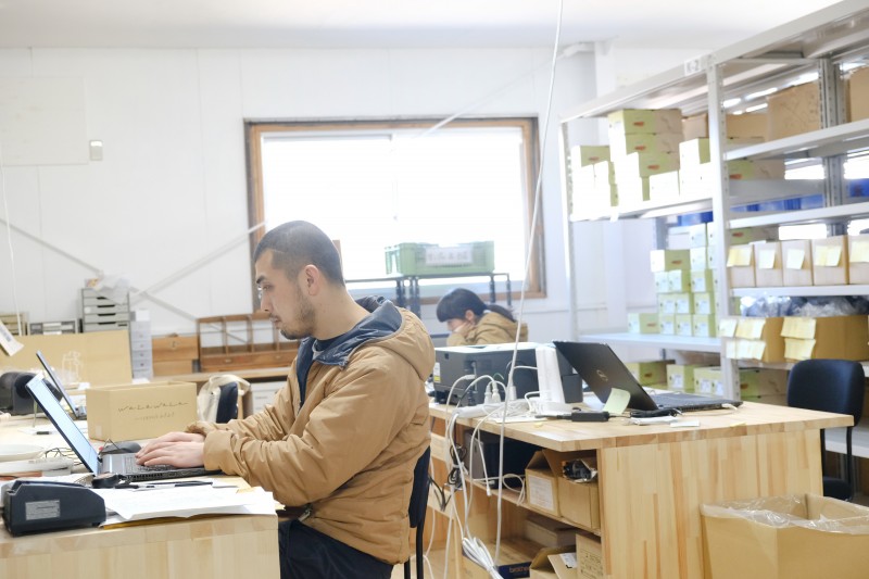 夫の徹さん。現在はオンラインストアの運営や在庫管理などを一手に引き受けている