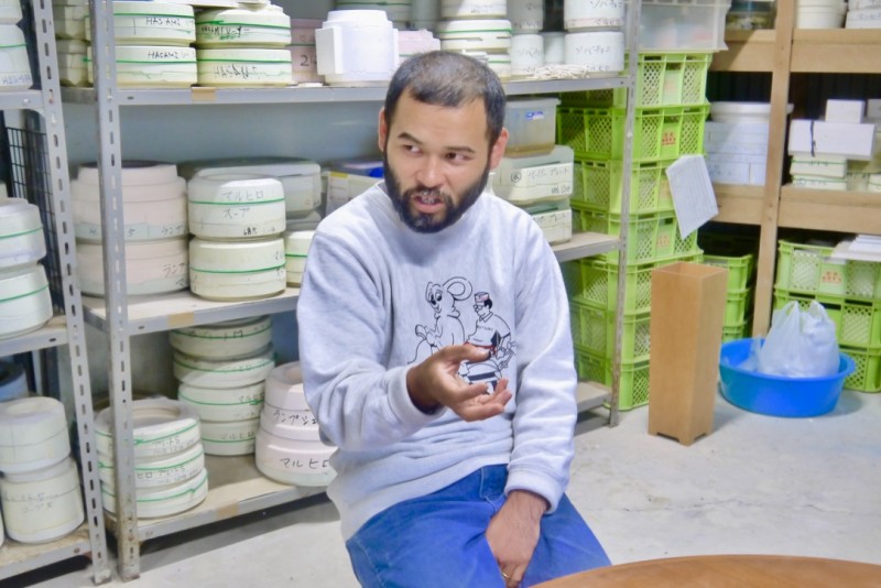 背後にあるのはマルヒロで扱っている商品の型枠。インタビュー場所は森に囲まれた自社倉庫・アトリエで行われた。馬場さんはこの場所が落ち着くそう。