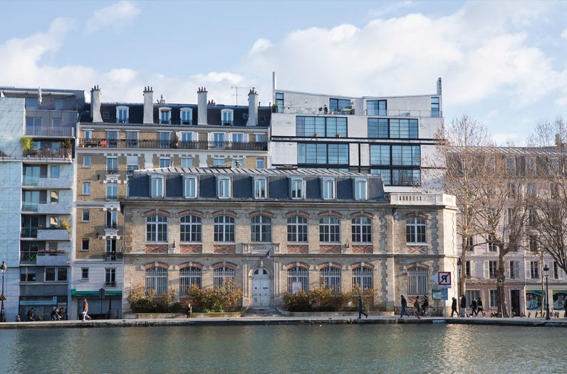 パリ・サン=ドニ運河のほとりに位置するESS 2024の拠点は、その内装の100%が廃棄物のリユースやリサイクル家具によってつくられている