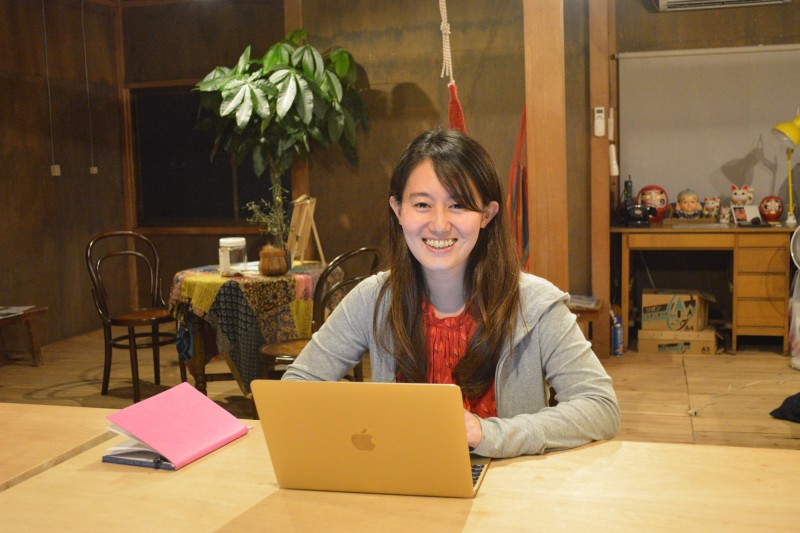 ローカルベンチャーが利用するシェアオフィス「co-ba 釜石マルダイ」で事務作業をする細江さん