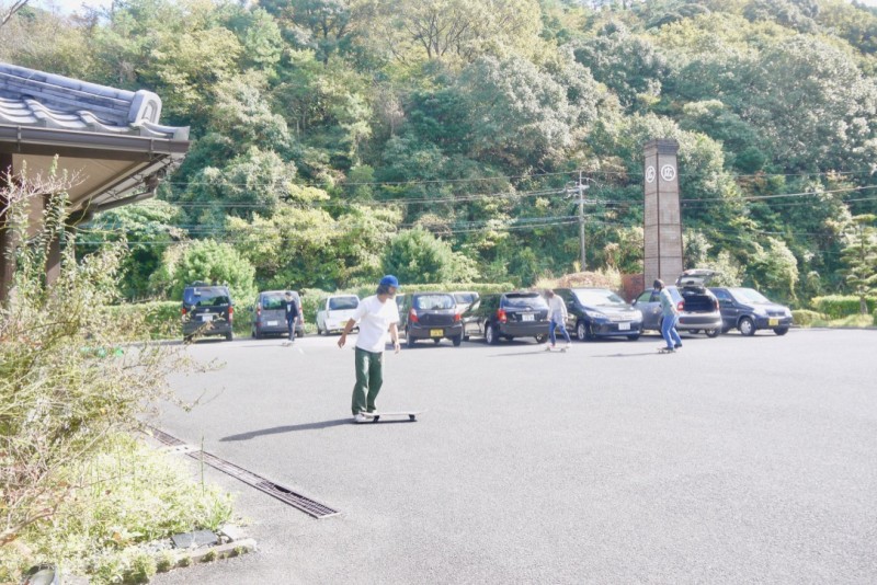 マルヒロの店舗前。休憩時間にはスタッフがスケートボードで遊んでいた。