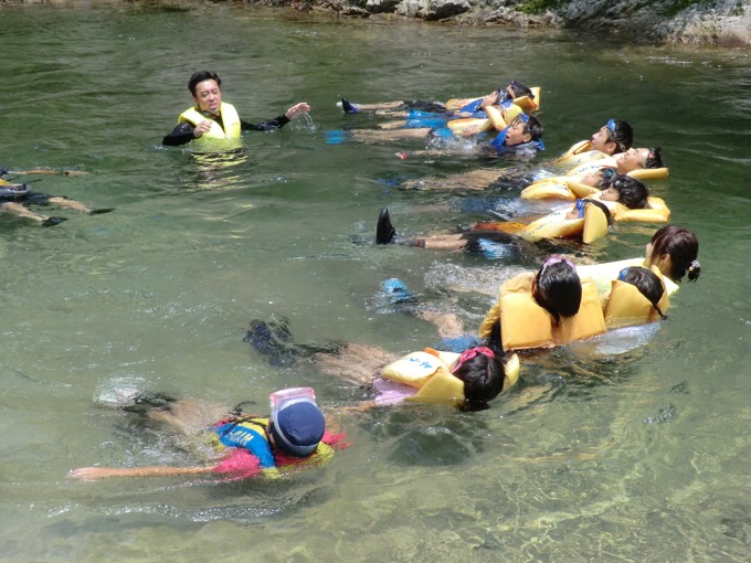 サマーキャンプの自然体験活動の様子(岩切さんは左奥)