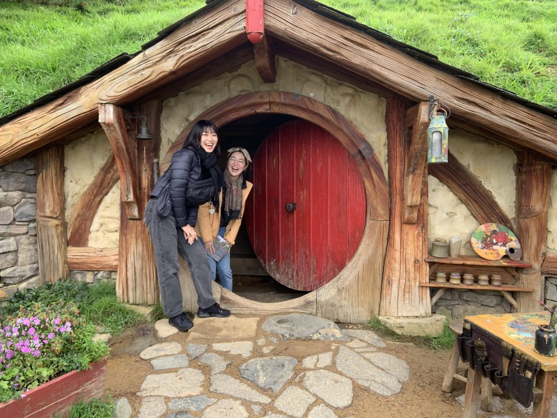 臼山さん追加②姉との写真（写真左：姉とは高校時代から2人で旅をし、これまで7ヶ国を共にしました）