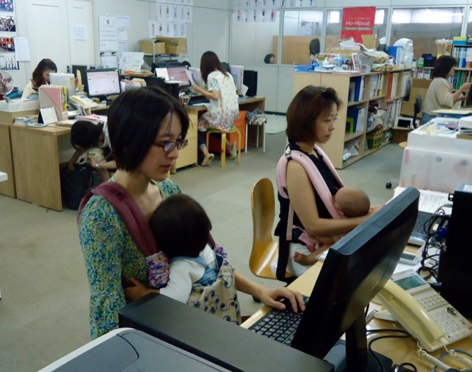 オフィスへの子連れ出勤の様子