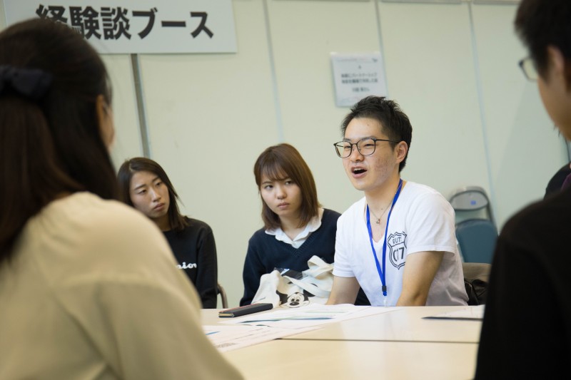 昨年度の様子。先輩社員の方々と、直接交流できるビースも。