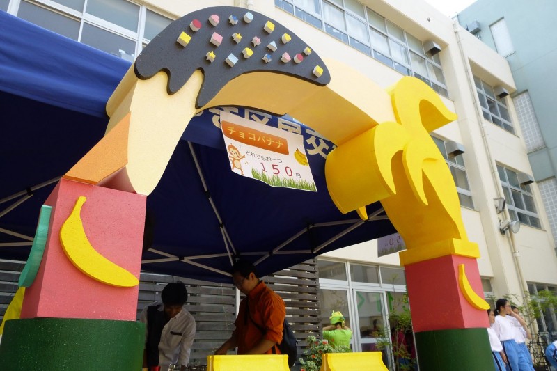 発泡スチロールを使ったアーチ。チョコバナナの売店を装飾しました