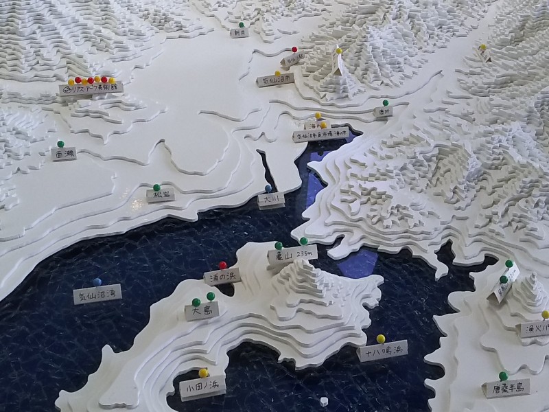 市内のリアスアーク美術館に展示されている模型をみると、リアス式海岸の複雑な海岸線がよくわかる。右手前が小柳さんの住む唐桑半島だ。ちなみに、この美術館に常設の「東日本大震災の記録と津波の災害史」は必見である。