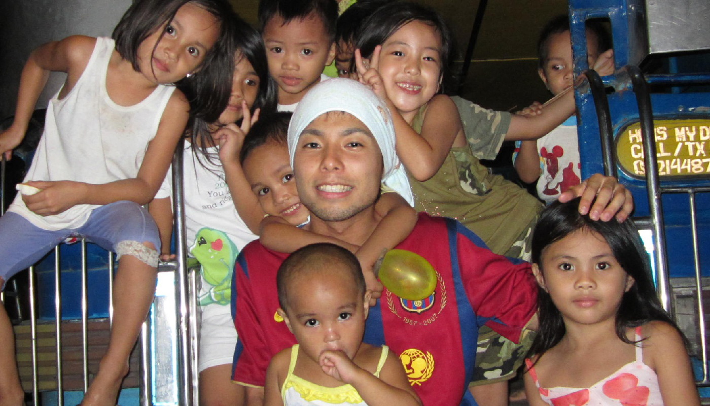 子どもたちに囲まれる高濱さん