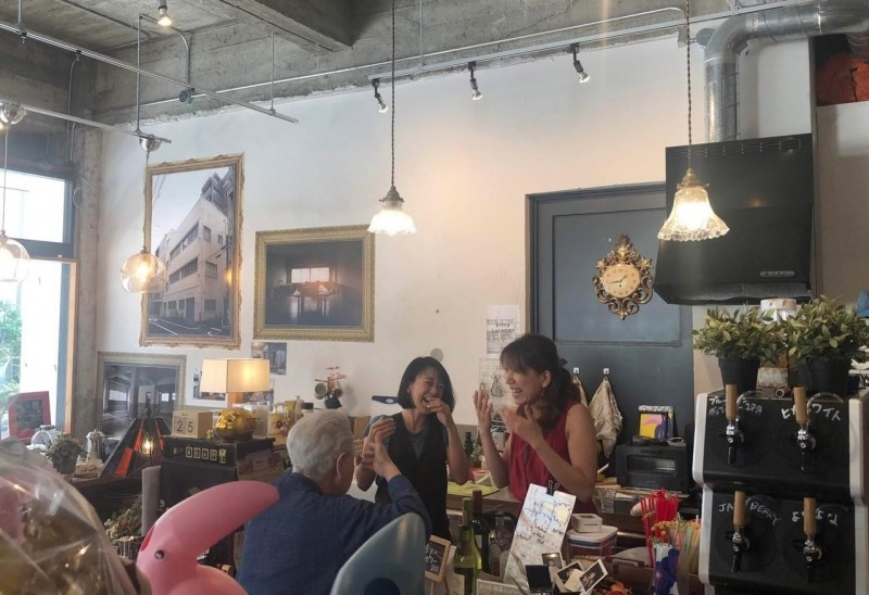 笑う女性たちと高齢者