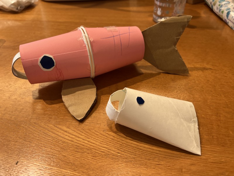 山上さんがお子さんと作った魚のおもちゃ