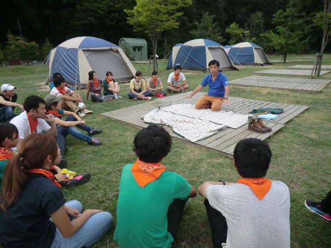 スタッフに研修指導を行っている様子(中央が岩切さん)