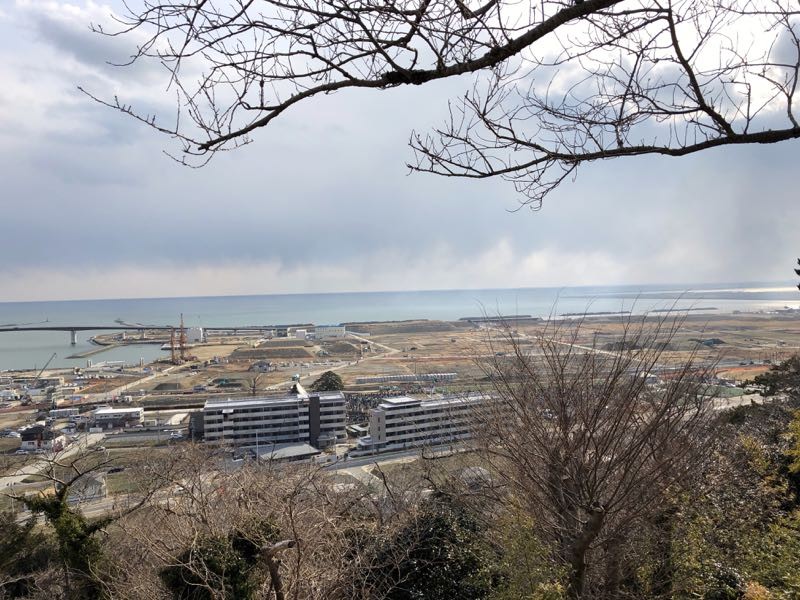 日和山公園からは市内沿岸部の様子が一望できる。あの日、麓の門脇小学校にいた児童生徒は、この山に避難して全員が助かった