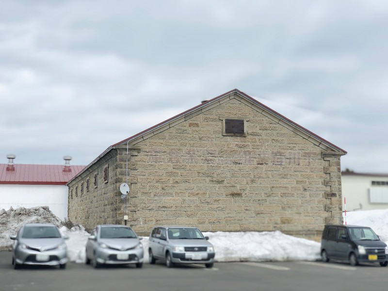 山崎さんが気になっている石造りの倉庫