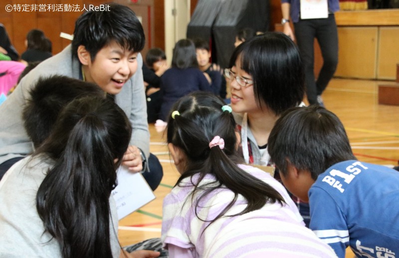 薬師さん(左上)と子どもたち